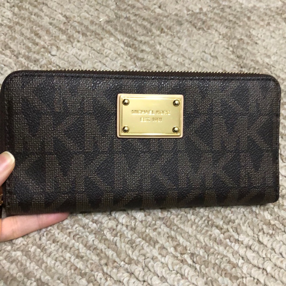 Authentic Michael Kors wallet, perfect condition
